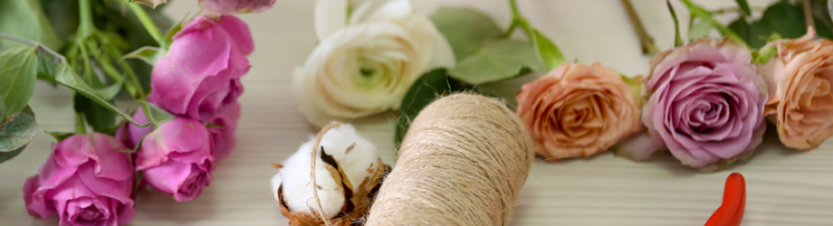 Roses roses et blanches pour faire un bouquet